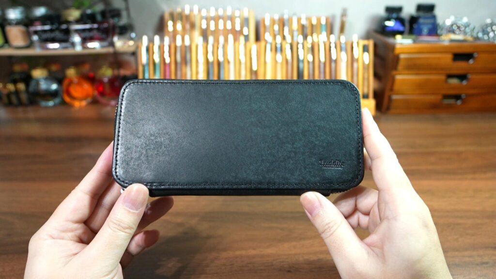 ラダイト MAYAレザー ラウンドジップペンケース エッセンシャル 外観