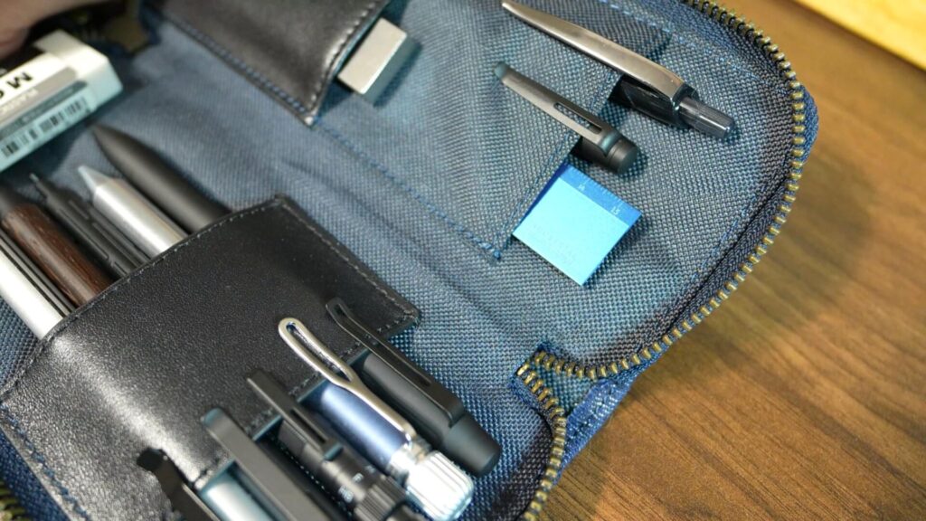 ラダイト 革コンビラウンドジップペンケース2 内部構造