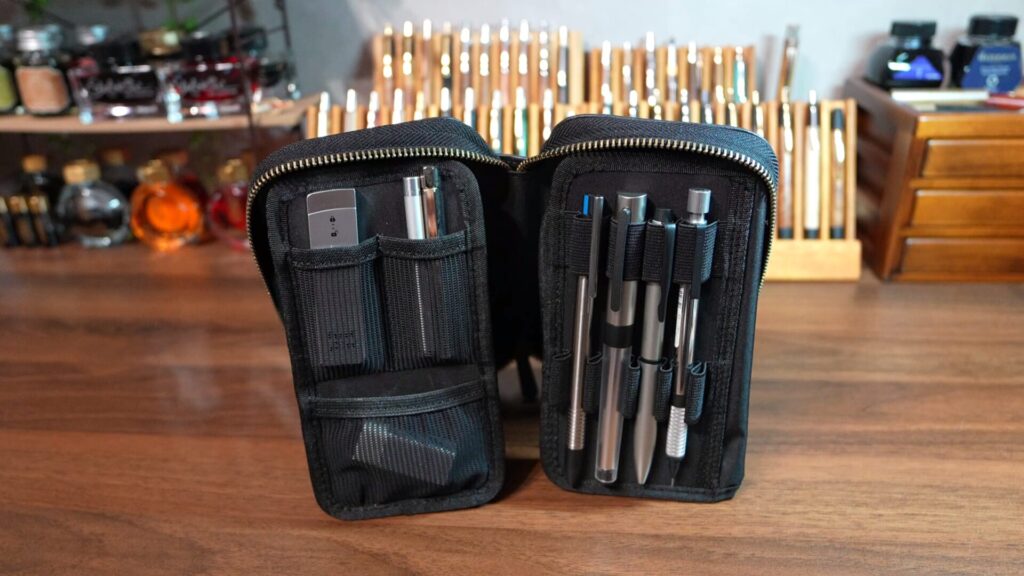 LIHIT LAB ペンケース スタンド状態