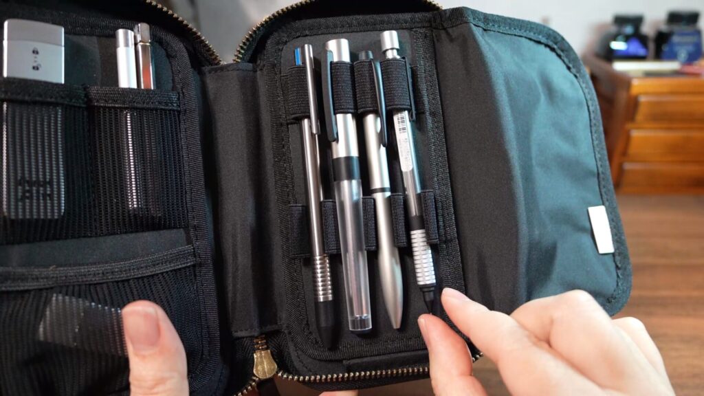 XCOA ペンケース ライト クッションループとフラップ