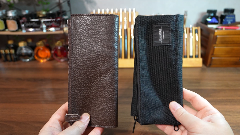 レザーベンディペンケース エッセンシャル ADRIAと別モデルの比較